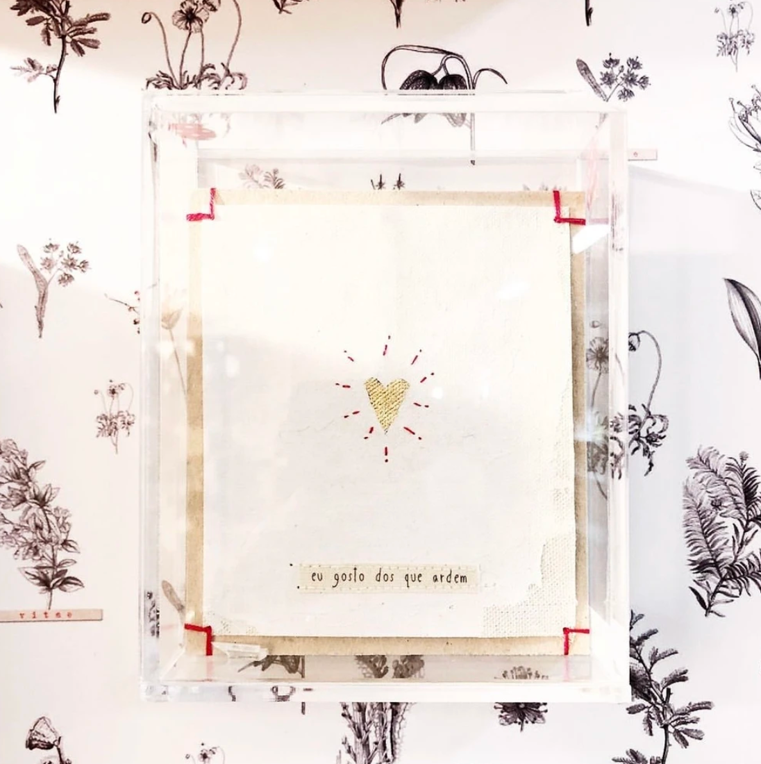 quadro acrílico colagem - coração