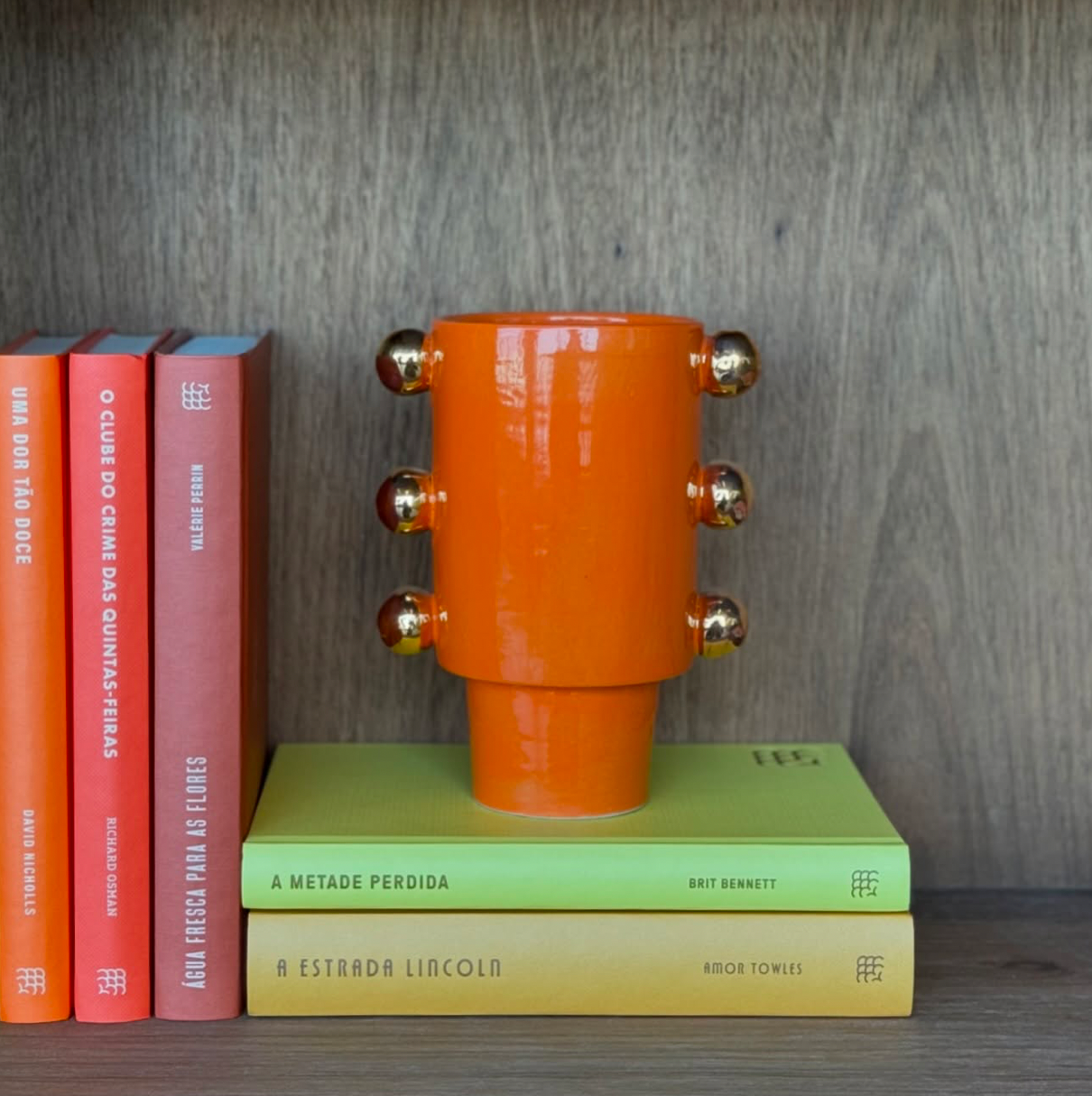 vaso giu laranja com ouro