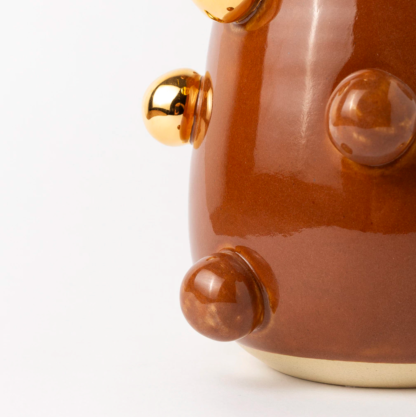 vaso nina bolotas ouro alternado marrom