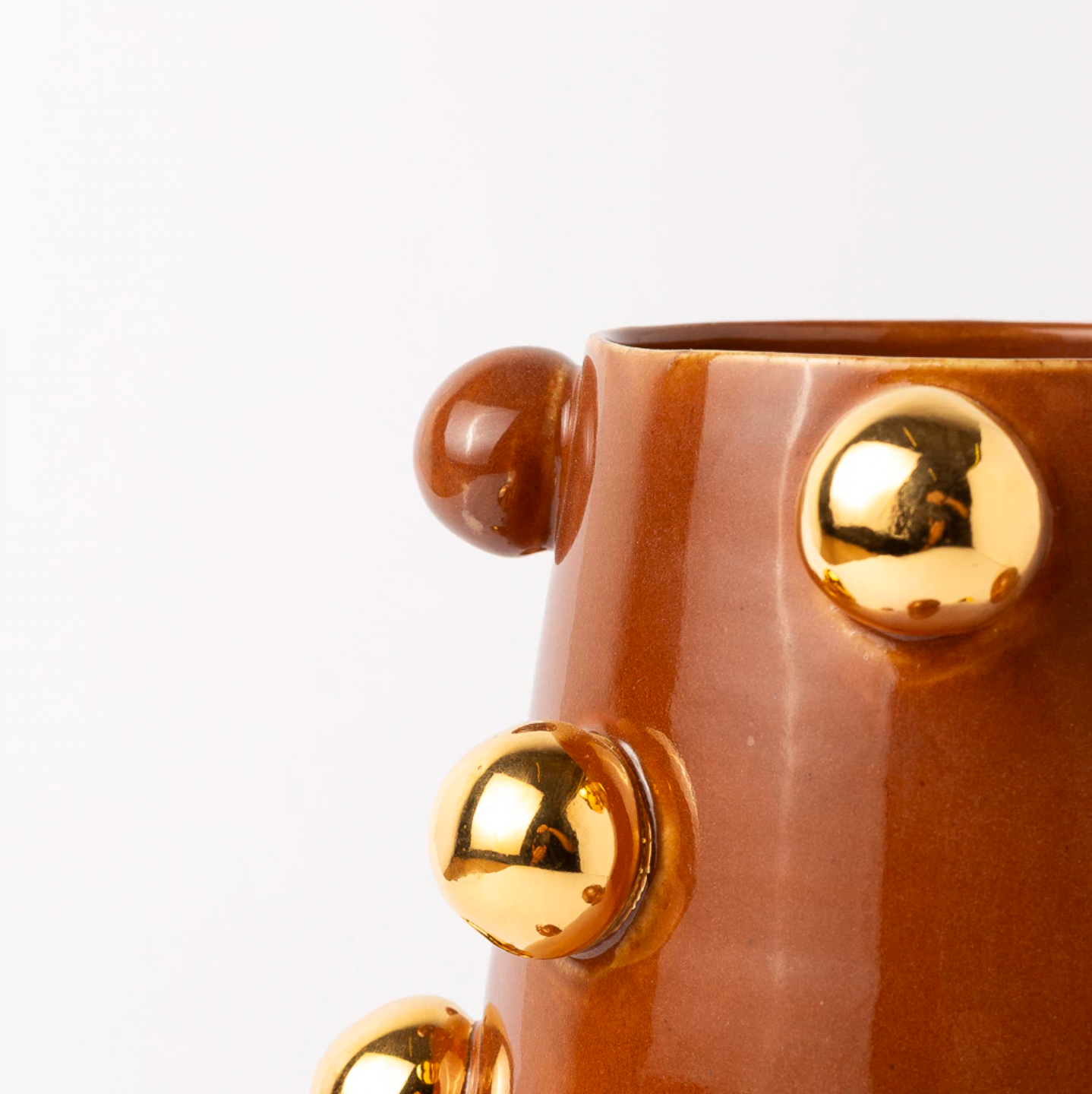 vaso nina bolotas ouro alternado marrom