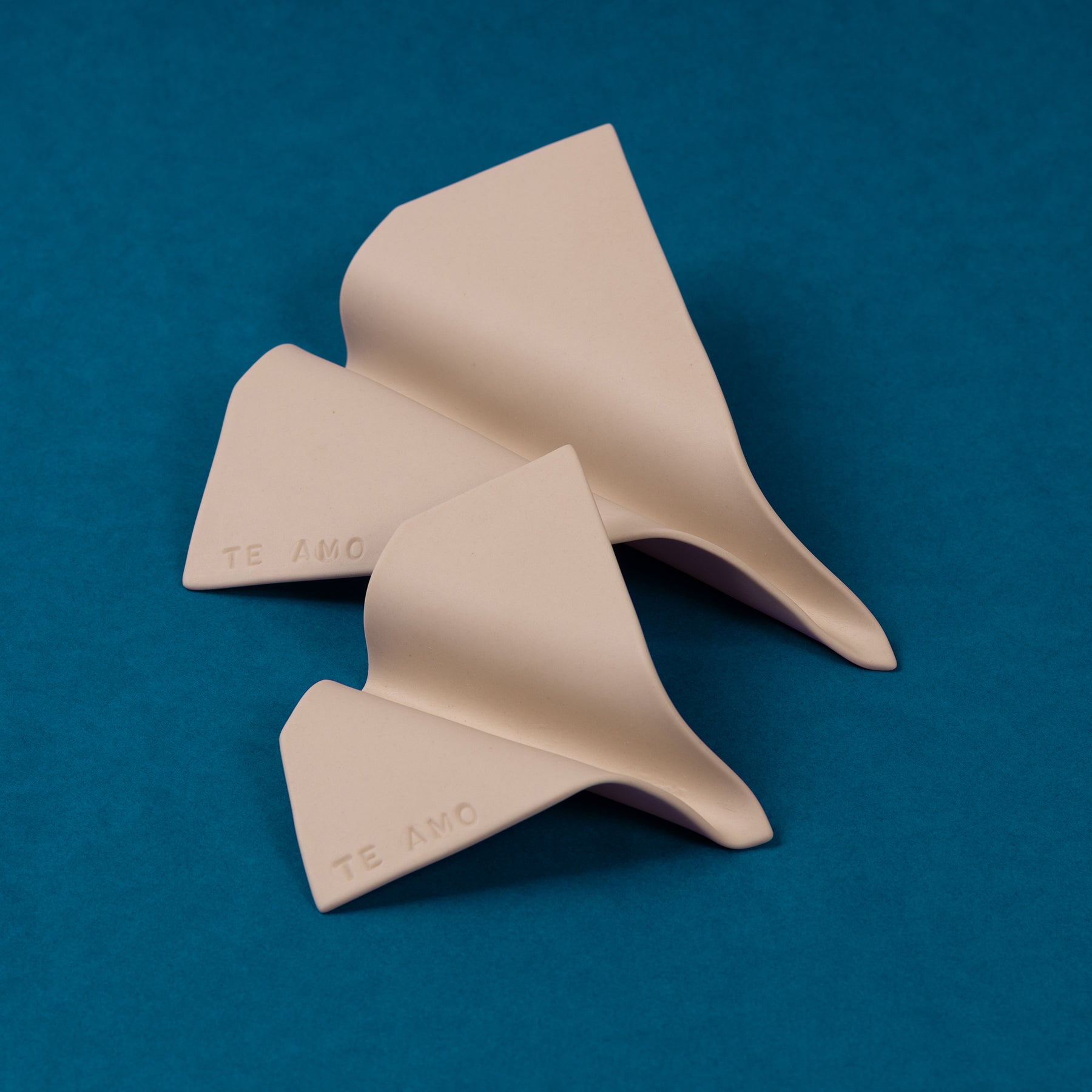 mini avião em porcelana - te amo