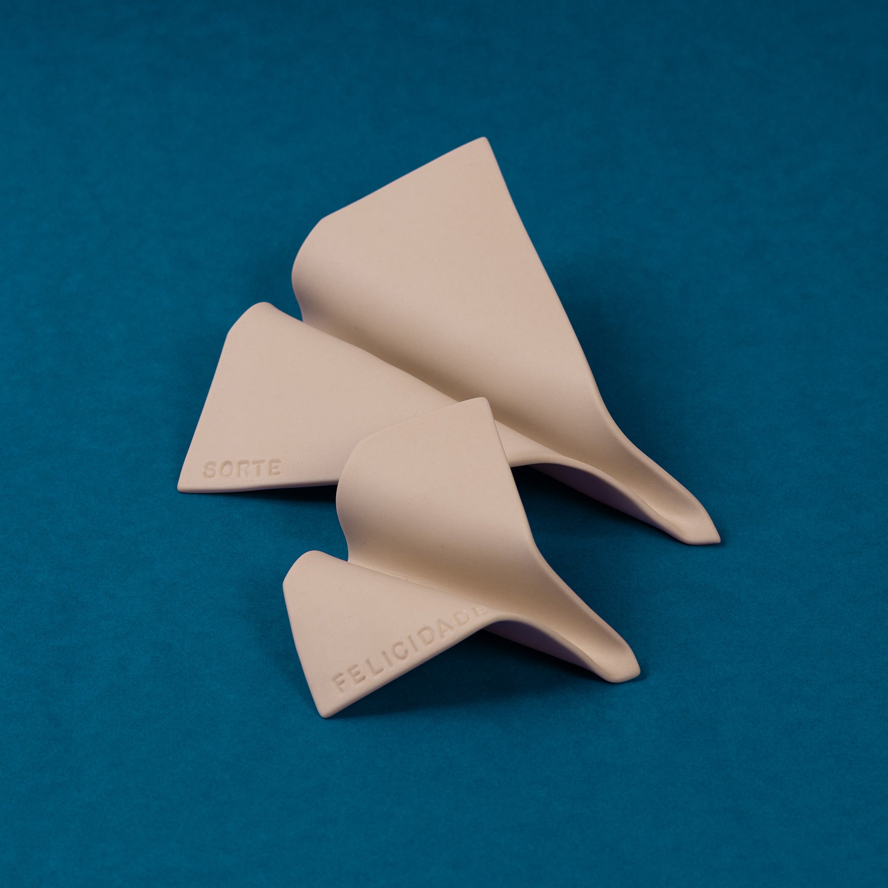 mini avião em porcelana - felicidade